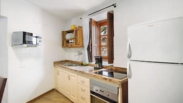 Frigorífico, microondas, horno y placa de cocina