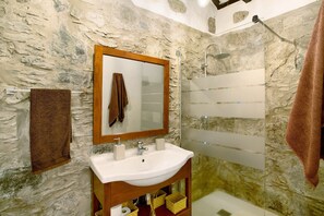 Ducha, secador de pelo, toallas