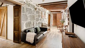 Televisión, reproductor de DVD y estéreo