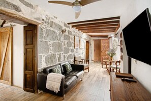 TV, DVD player, stereo - Vacation Home "La Casa Nueva" with Mountain View, Whirlpool & Wi-Fi (Fataga)