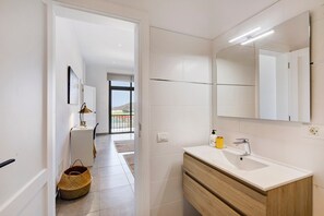 Chuveiro, secador de cabelo, toalhas de banho 