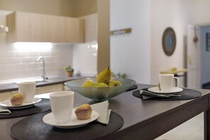 Køleskab, mikrobølgeovn, ovn, kogeplade