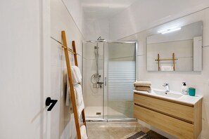 Bruser, hårtørrer, håndklæder