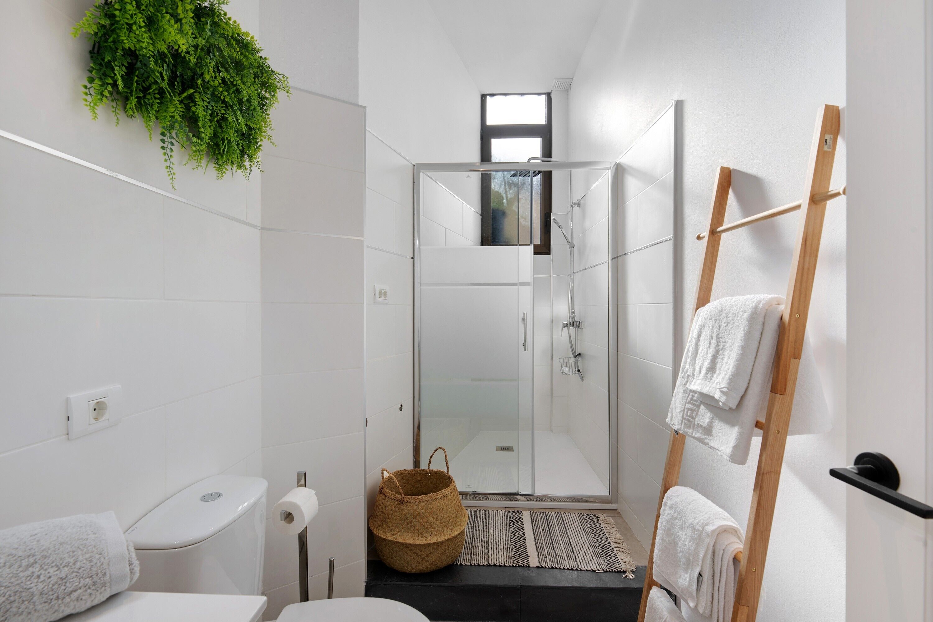 Een douche, een haardroger, handdoeken
