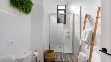 Een douche, een haardroger, handdoeken