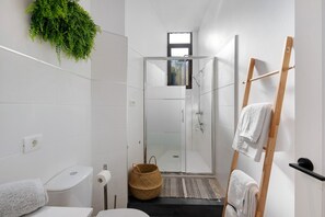 Een douche, een haardroger, handdoeken