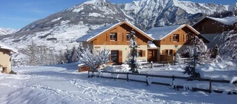 Chalet 'Garrigue Au Pied Des Pistes' with Mountain View, Shared Pool and Wi-Fi