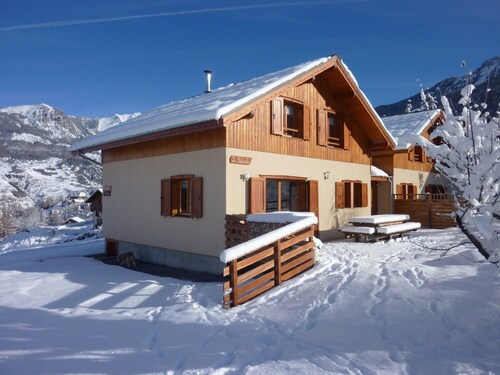Chalet 'Garrigue Au Pied Des Pistes' with Mountain View, Shared Pool, and Wi-Fi