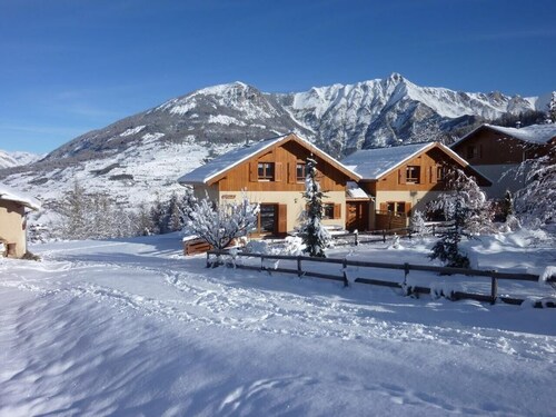 Chalet 'Garrigue Au Pied Des Pistes' with Mountain View, Shared Pool and Wi-Fi