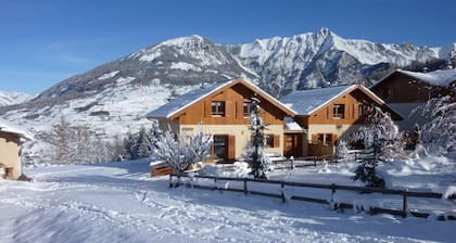 Chalet 'Garrigue Au Pied Des Pistes' mit Bergblick, Gemeinschaftspool und WLAN