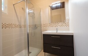 Dusche, Haartrockner, Handtücher, Seife