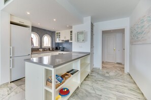 Kylskåp, mikrovågsugn, ugn och spishäll