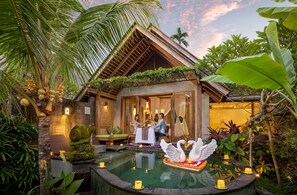 A tropical resort with a pool, palm trees, and a dining area. - Wana Bucu Villas by GenuineHost (Ubud)