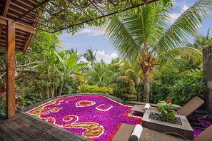 Outdoor pool, pool loungers