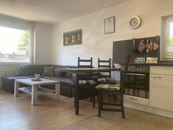 Fernseher, DVD-Player, Tischtennisplatte, Stereoanlage