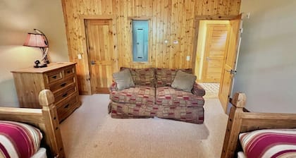 Stunning Treetop Condo in Stratton, VT with brand new Hot Tub