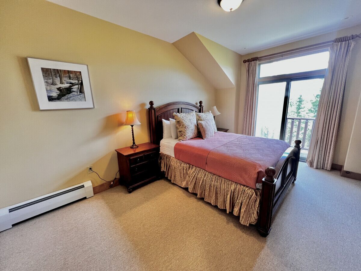 4 bedrooms, desk, iron/ironing board, WiFi (free)