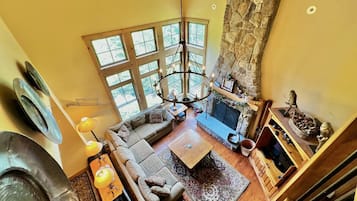 Smart TV, chimenea y libros
