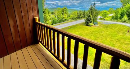 Stunning Treetop Condo in Stratton, VT with brand new Hot Tub