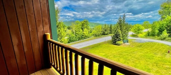 Stunning Treetop Condo in Stratton, VT with brand new Hot Tub