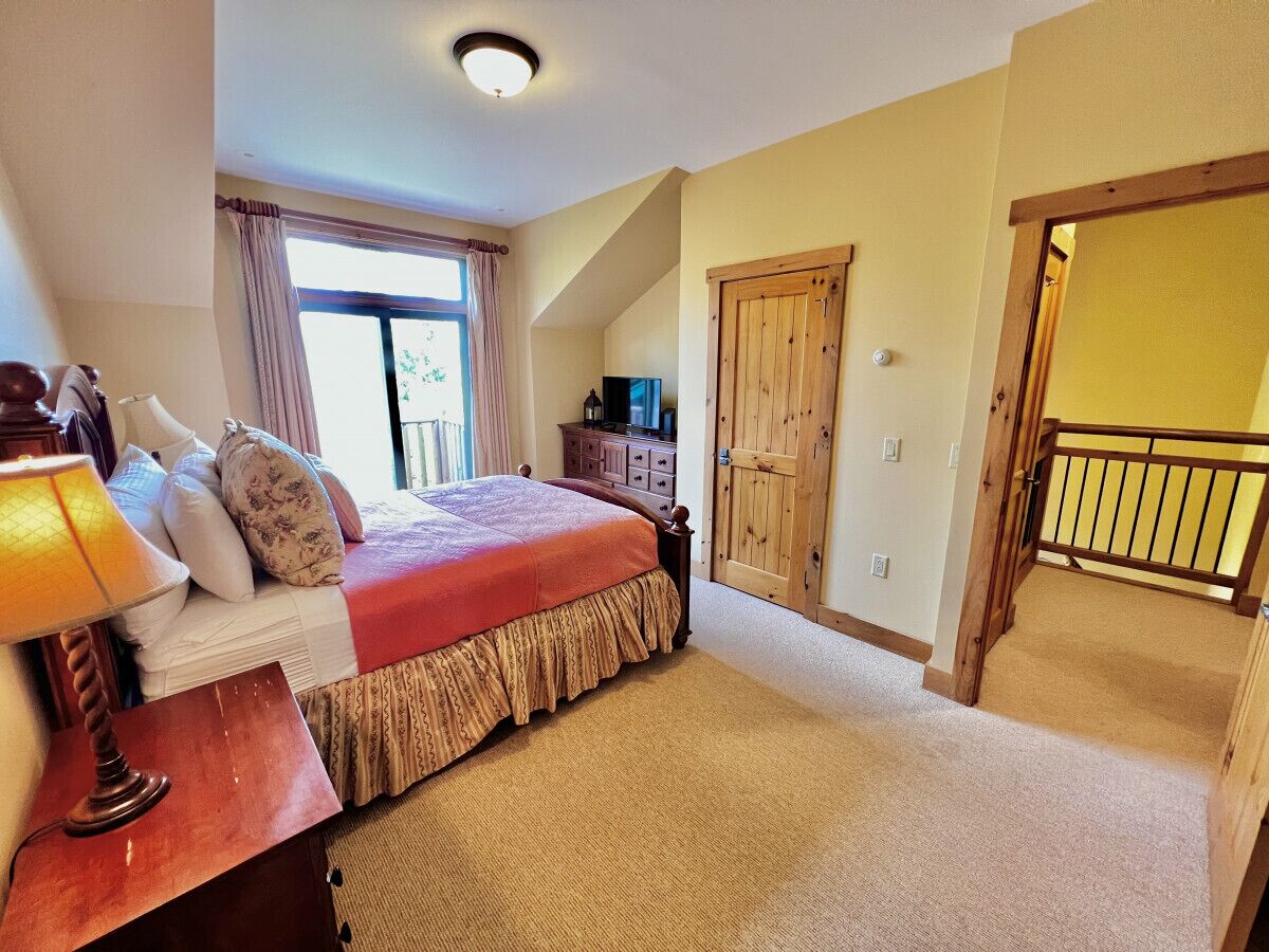 4 bedrooms, desk, iron/ironing board, WiFi (free)