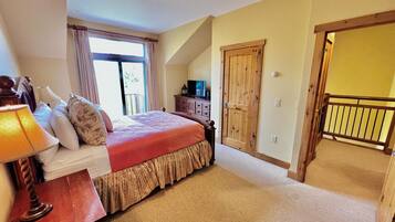 4 bedrooms, desk, iron/ironing board, WiFi (free)