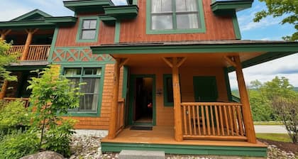 Stunning Treetop Condo in Stratton, VT with brand new Hot Tub