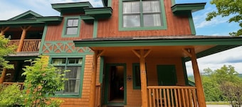 Stunning Treetop Condo in Stratton, VT with brand new Hot Tub