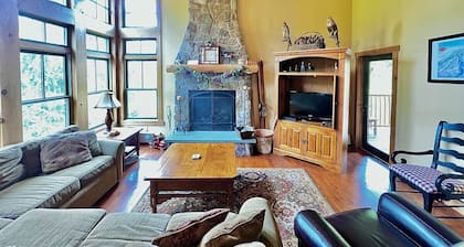 Treetop townhouse with Hot Tub and plenty of space for the whole family!