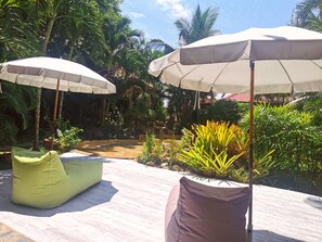 Piscine extérieure, parasols de plage, chaises longues