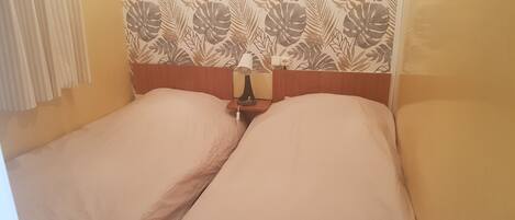 2 bedrooms, travel cot, WiFi, bed sheets