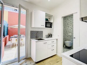 Een koelkast, een oven, een kookplaat, een koffiezetapparaat/waterkoker