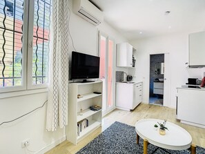 Een koelkast, een oven, een kookplaat, een koffiezetapparaat/waterkoker