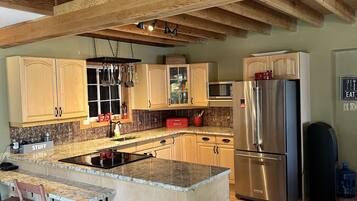 Lave-vaisselle, batterie de cuisine, vaisselle et ustensiles