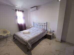 2 dormitoris, planxa i posts de planxar, wifi i roba de llit 