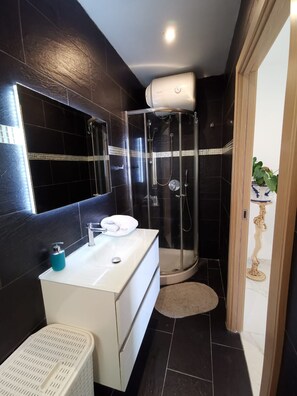 Dutxa, assecador de cabells i tovalloles 