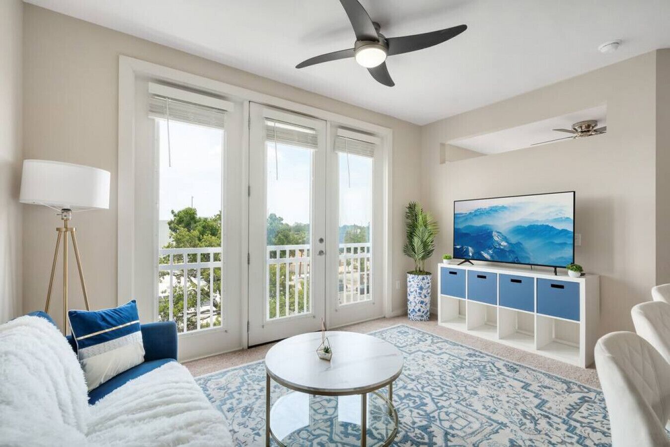 Bleecker 2-402 · Luxury King Suite - pool - gym - FREE parking | I
