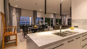 Een koelkast, een magnetron, een waterkoker, een broodrooster