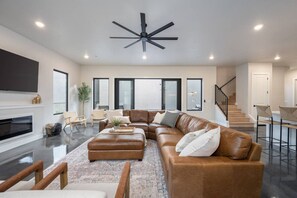Smart TV, chimenea y tenis de mesa