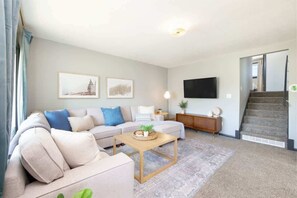 Smart TV, video games, offices - Swim & Relax: Pool, Hot Tub & Renovated! HomeHop (Parma)