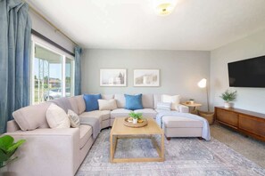 Smart TV, video games, offices - Swim & Relax: Pool, Hot Tub & Renovated! HomeHop (Parma)