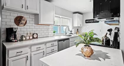 Spacious Home With Hot Tub, Game Room and Near Cedar Point