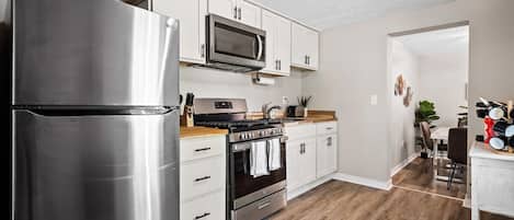 Refrigerador, microondas, horno y parrilla de estufa
