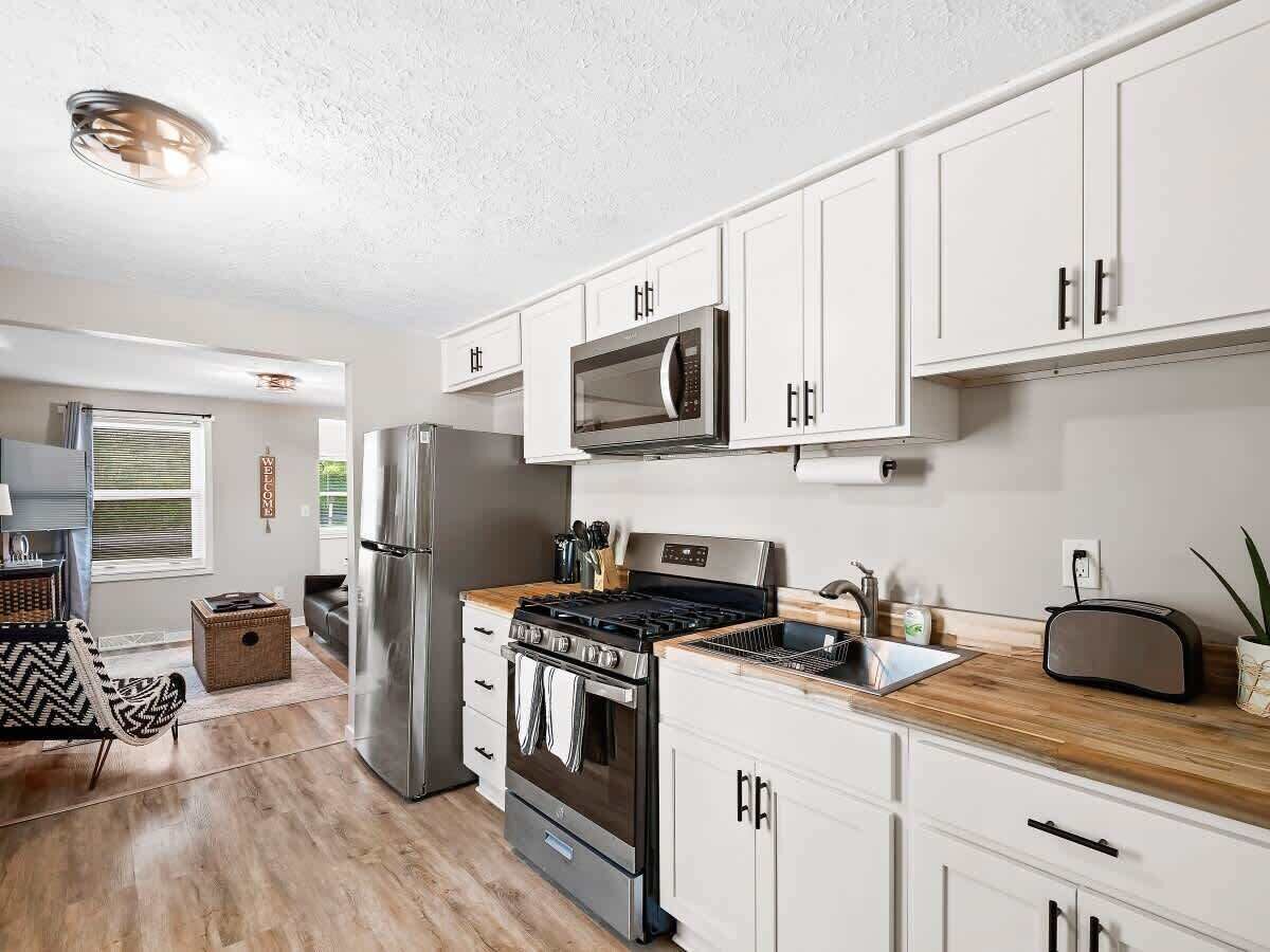 Réfrigérateur, four à micro-ondes, un four, surface de cuisson