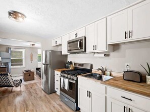 Kjøleskap, mikrobølgeovn, ovn og kokeplater