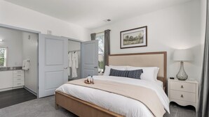 A bedroom with a bed, bedside table, nightstand, and a door leading to a bathroom. - Dublin 2BR | Pets welcome | Ground Floor | Views (Dublin)