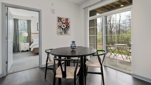 A dining area with a round table, chairs, and a vase. - Dublin 2BR | Pets welcome | Ground Floor | Views (Dublin)