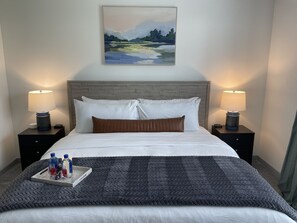 2 soverom, skrivebord, strykejern/-brett og wi-fi (inkludert)