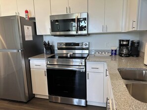 Frigorífico, microondas, horno y placa de cocina
