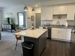 Fridge, microwave, oven, stovetop - The C-Suite | Luxe Dublin 1BR w/Home Office (Dublin)